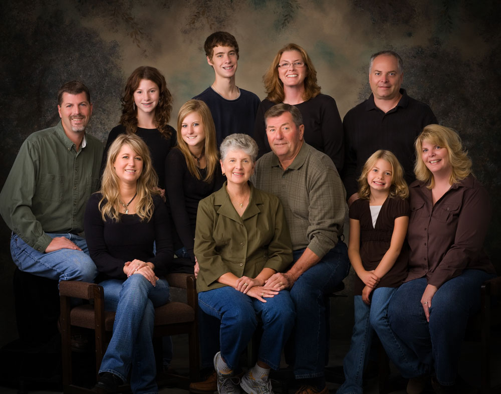 Family of 11 dressed in harmonious earth tones